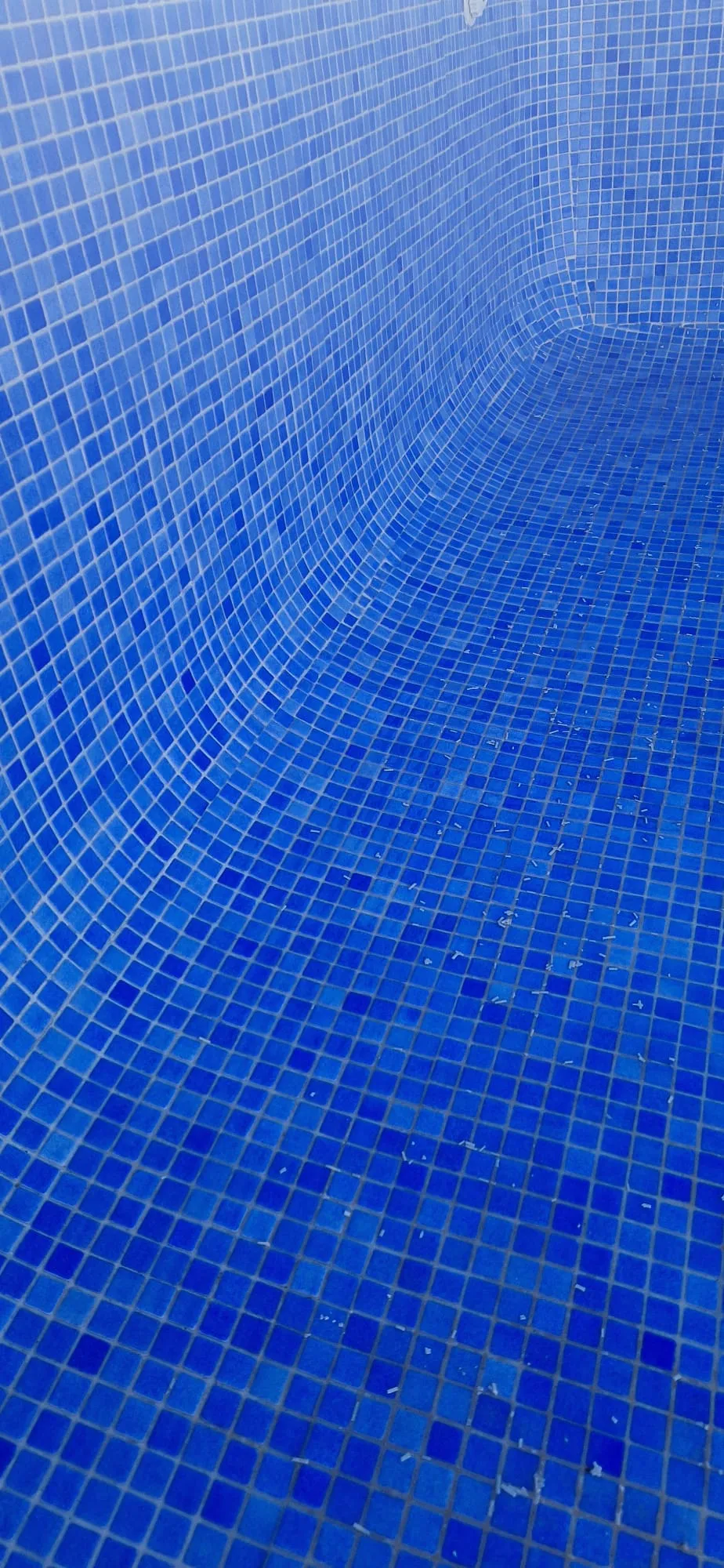 Pared y fondo de gresite azul limpio, con la junta nueva
