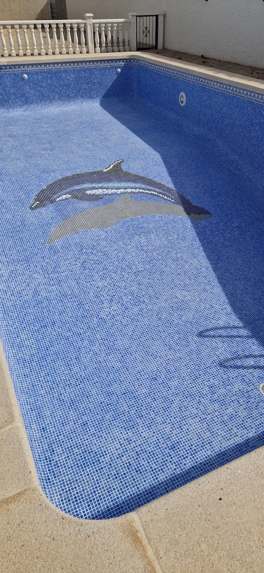 La misma piscina después del rejuntado, con el gresite limpio y la junta blanca